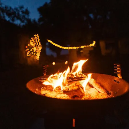 Winterruhe Am See, Mit Gemuetlichem Abendfeuer, Purer & Einem Warmen Kachelofen In Omas Luetter Obstbutze