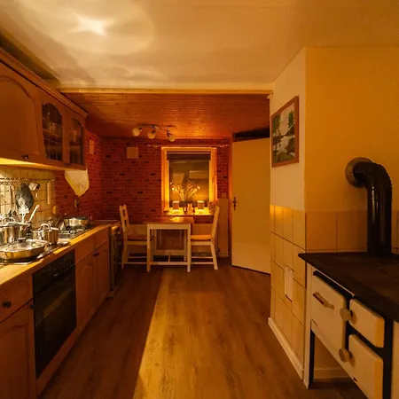 Winterruhe Am See, Mit Gemuetlichem Abendfeuer, Purer & Einem Warmen Kachelofen In Omas Luetter Obstbutze *