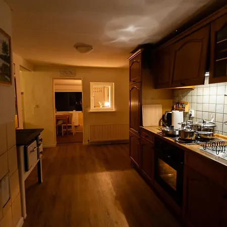 Winterruhe Am See, Mit Gemuetlichem Abendfeuer, Purer & Einem Warmen Kachelofen In Omas Luetter Obstbutze *