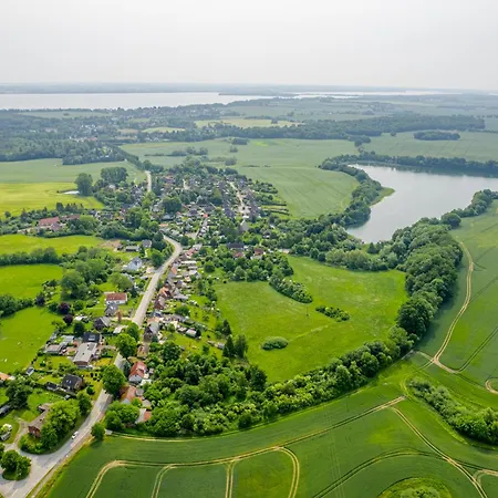 Winterruhe Am See, Mit Gemuetlichem Abendfeuer, Purer & Einem Warmen Kachelofen In Omas Luetter Obstbutze * Lübstorf