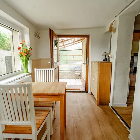 Winterruhe Am See, Mit Gemuetlichem Abendfeuer, Purer & Einem Warmen Kachelofen In Omas Luetter Obstbutze